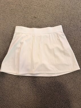 Aritzia / TNA white mini skort